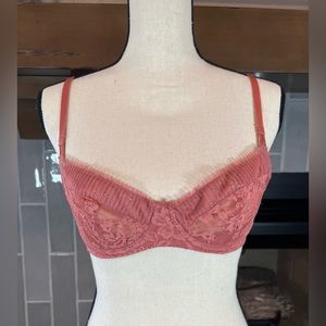 Victoria's Secret underwire lace scalloped in burnt orange 32D